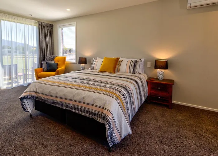 Hotels in Downtown Te Anau