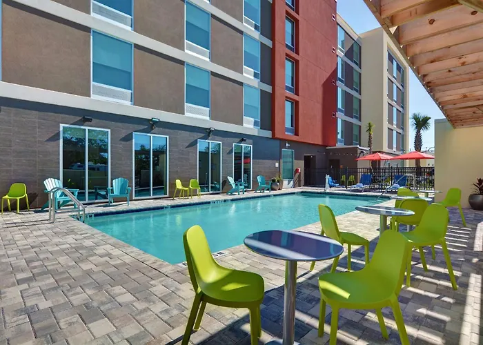 Hotels in Downtown Largo