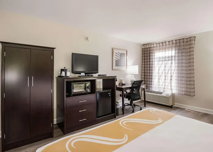 Hotels in Downtown Quincy