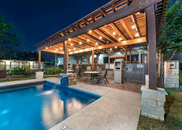 Hotels in Downtown Burnet
