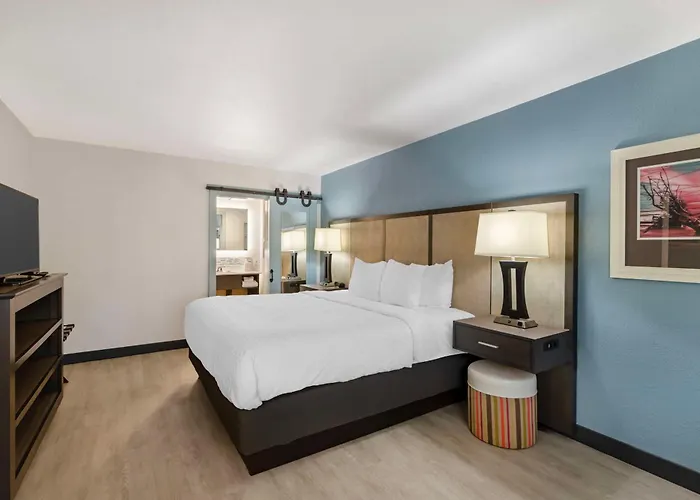 Hotels in Downtown St. Simons Island
