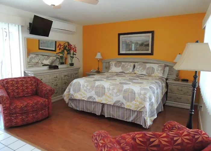 Hotels in Downtown Palm Desert