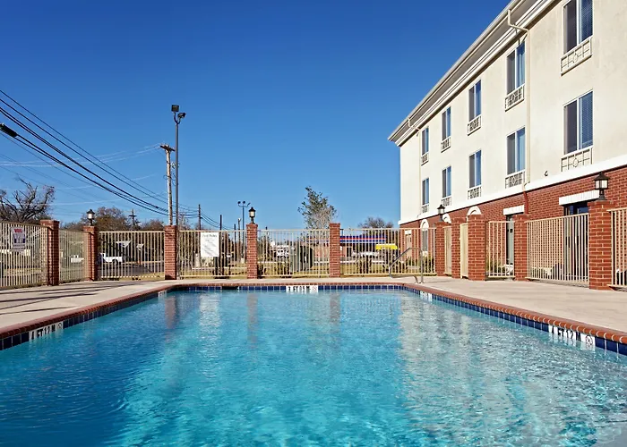 Hotels in Downtown Ozona