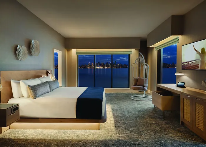 Hotels in Downtown North Vancouver