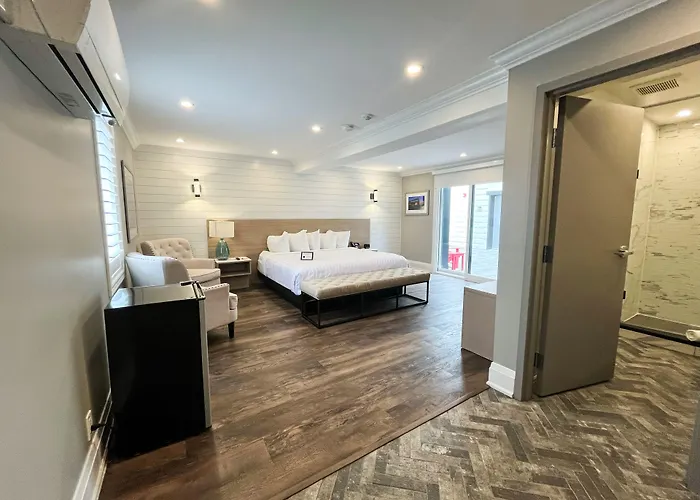 Hotels in Downtown Grand Bend