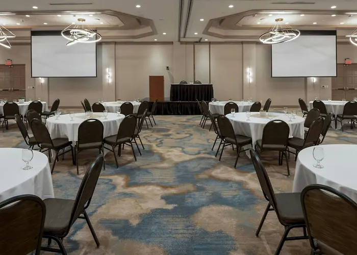 Hotels in Downtown Oshkosh